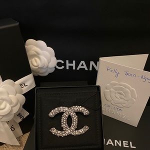❤️Brand new Chanel crystal and pearl brooch